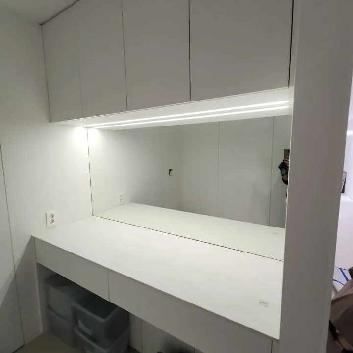 붙박이 상부장 아래 화장대 거울 설치 설치 후 모습