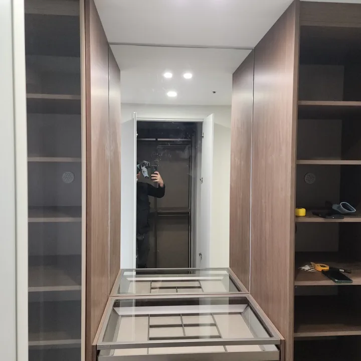 붙박이장 사이 화장대 거울 설치 설치 후 모습