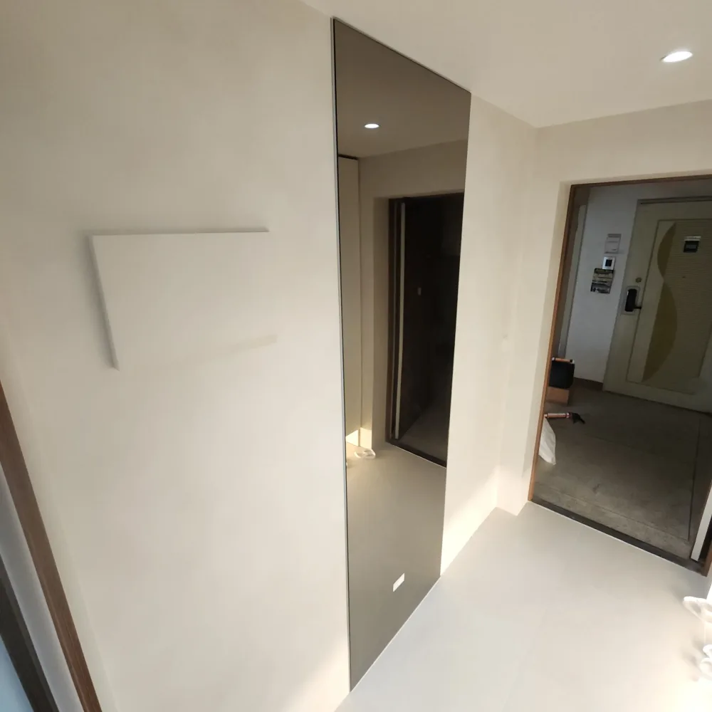 신발장 앞 전신 거울 설치 진행 중 현관 신발장 앞 벽면