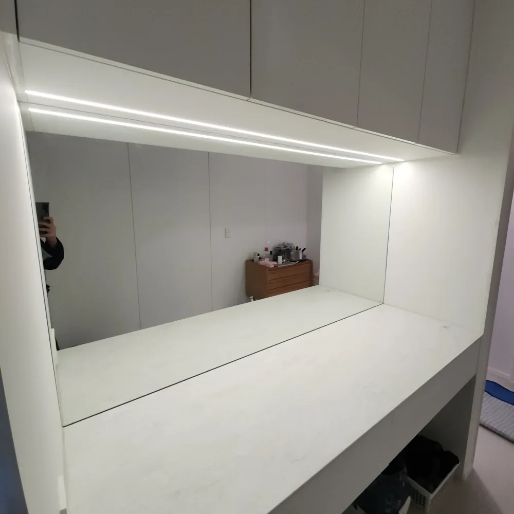 상부장 아래 화장대 거울 설치 진행 중 상부장 아래 화장대 벽면