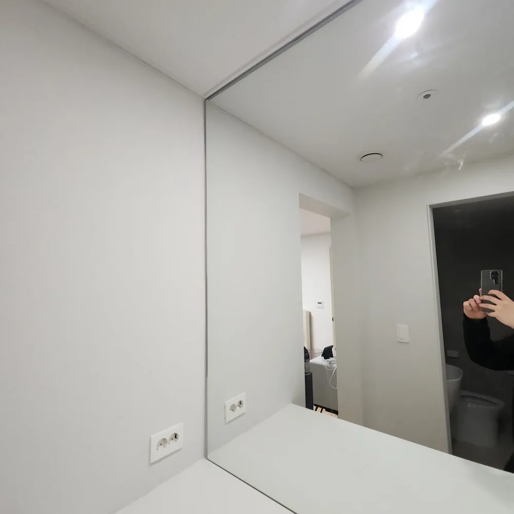 수납장 상판 위 화장대 거울 설치 이전 수납장 상판 위 벽면