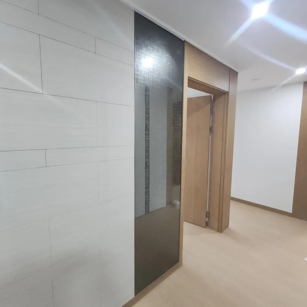 벽면 디자인 정리 거울 설치 이전 방 앞 복도 벽면
