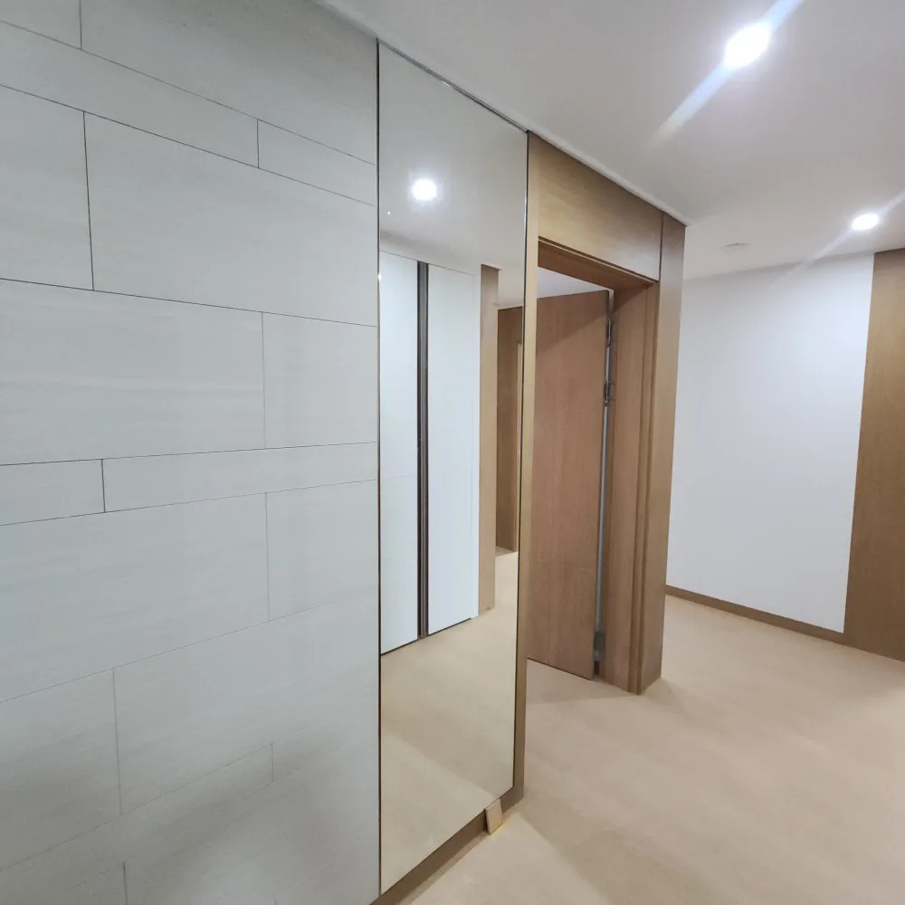 벽면 디자인 정리 거울 설치 진행 중 방 앞 복도 벽면