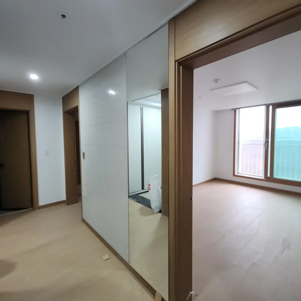 벽면 디자인 정리 거울 설치 이후 방 앞 복도 벽면