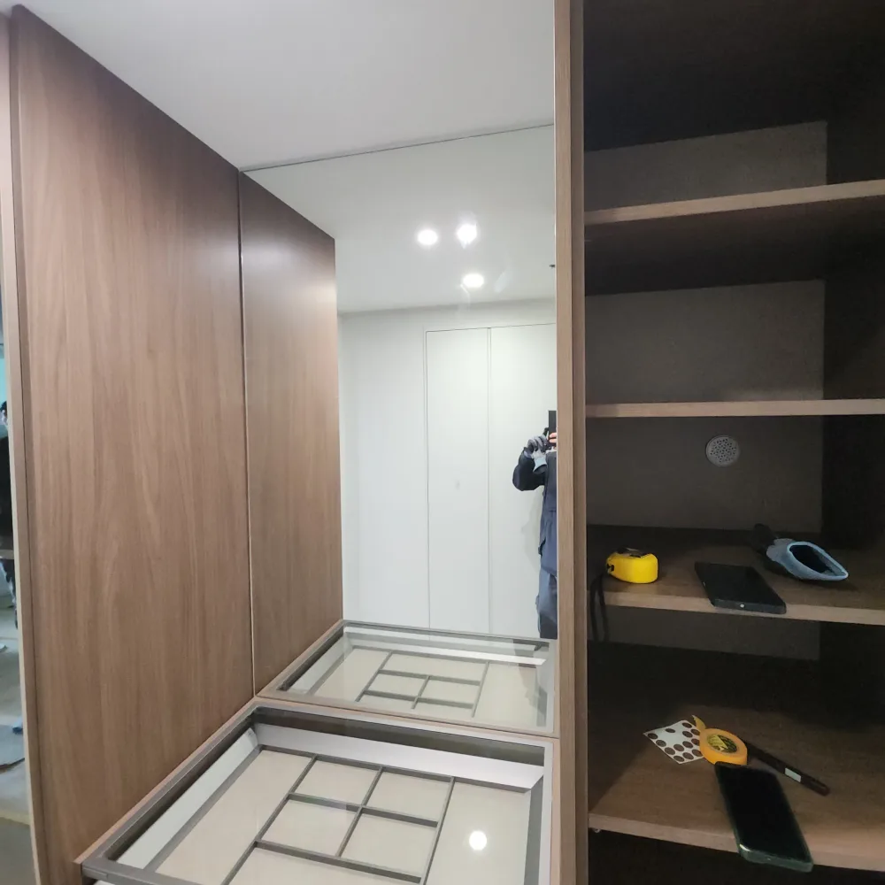 붙박이장 사이 화장대 거울 설치 진행 중 우드 붙박이장 사이 화장대 자리